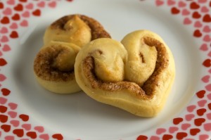 valentin-heart cinnamon rolls