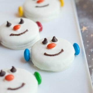 These Easy Snowman Oreo Cookies are so festive, delicious and great for kids to help make too. A perfect no bake treat option and only a few ingredients, they come together quickly too.