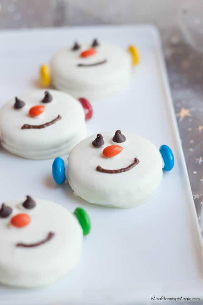 These Easy Snowman Oreo Cookies are so festive, delicious and great for kids to help make too. A perfect no bake treat option and only a few ingredients, they come together quickly too.