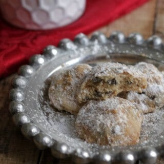 A deliciously light little cookie with the unique flavor combination of cinnamon and chocolate, these Cinnamon Chocolate Chip Butterballs Cookies are a delicious addition to any cookie tray! | Recipe at MealPlanningMagic.com