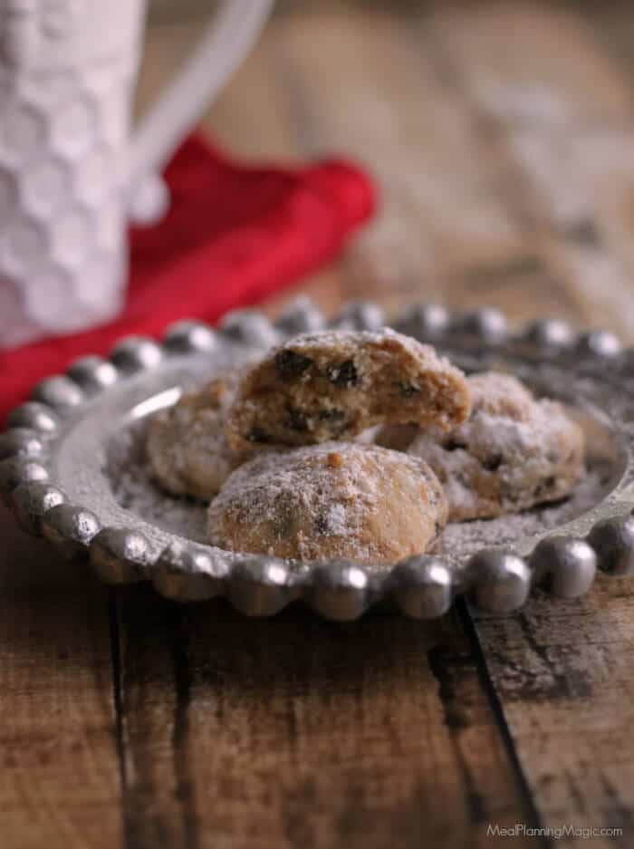 A deliciously light little cookie with the unique flavor combination of cinnamon and chocolate, these Cinnamon Chocolate Chip Butterballs Cookies are a delicious addition to any cookie tray! | Recipe at MealPlanningMagic.com