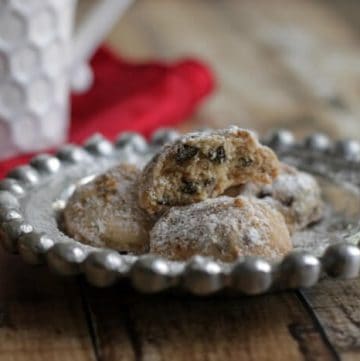 A deliciously light little cookie with the unique flavor combination of cinnamon and chocolate, these Cinnamon Chocolate Chip Butterballs Cookies are a delicious addition to any cookie tray! | Recipe at MealPlanningMagic.com