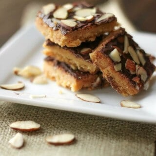 These Easy Toffee Almond Bar are simple shortbread bars with a light toffee flavor topped with chocolate and almonds! | Recipe at MealPlanningMagic.com