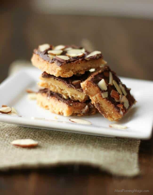 These Easy Toffee Almond Bar are simple shortbread bars with a light toffee flavor topped with chocolate and almonds! | Recipe at MealPlanningMagic.com