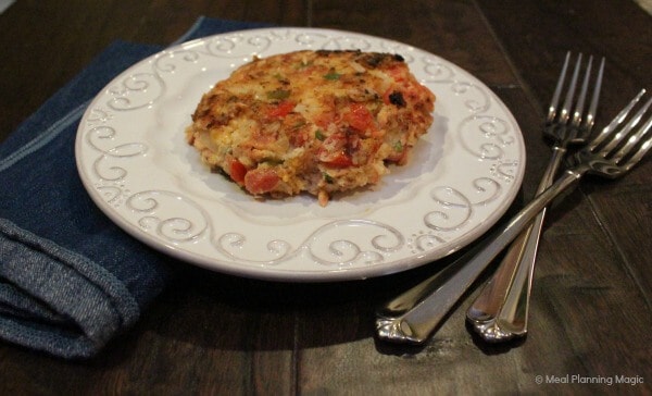 Jalapeno salmon burgers are a delicious and easy way to enjoy fresh salmon. This family friendly dinner recipe creates flavorful, filling fish burgers. | Meal Planning Magic 