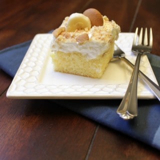 Banana Pudding Poke Cake | MealPlanningMagic.com | #blogflimfood