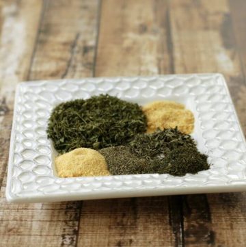 Homemade Ranch Dressing Mix - no salt and SO much better for you than the store bough stuff! | Recipe at MealPlanningMagic.com