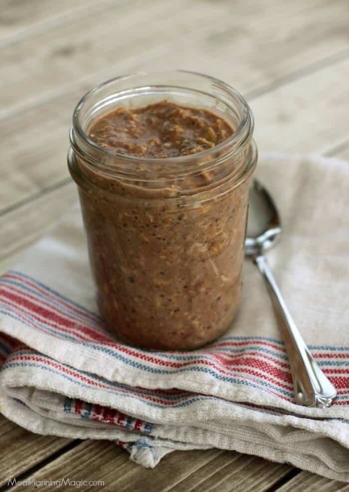 These Cinnamon Chocolate Peanut Butter Overnight Oats are SO simple to make for a great breakfast on the go. They remind me of the no-bake cookies I made as a kid! #oatober | Recipe at MealPlanningMagic.com