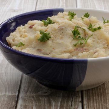 Simple Slowcooker Mashed Potatoes | #FestiveFlavors | Recipe at MealPlanningMagic.com