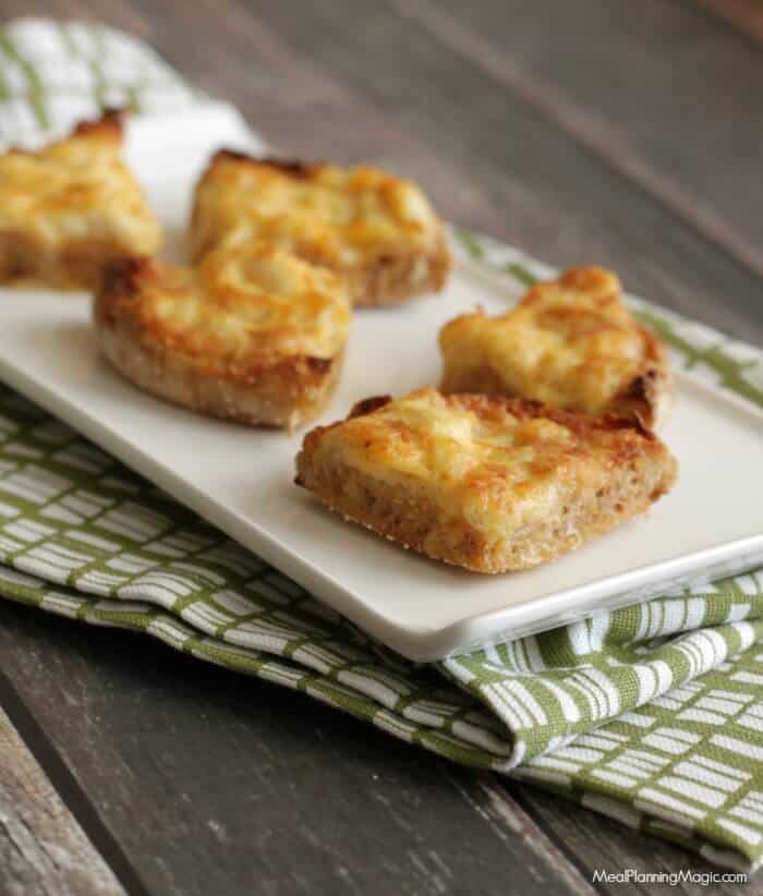 These Cheesy Crabmeat Canapes are an deliciously indulgent appetizer that can be made ahead for all your tailgating or holiday hosting occasions! | Recipe at MealPlanningMagic.com