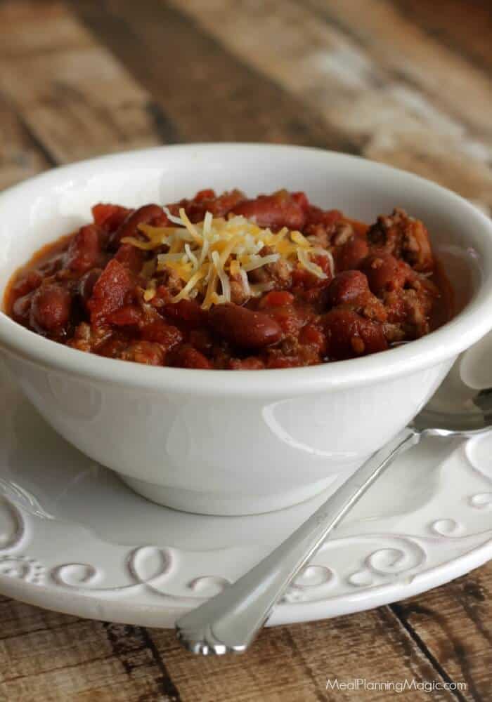 Slowcooker Classic American Chili is so simple and delicious! I've been making this for over a decade--a family favorite! | Recipe at MealPlanningMagic.com