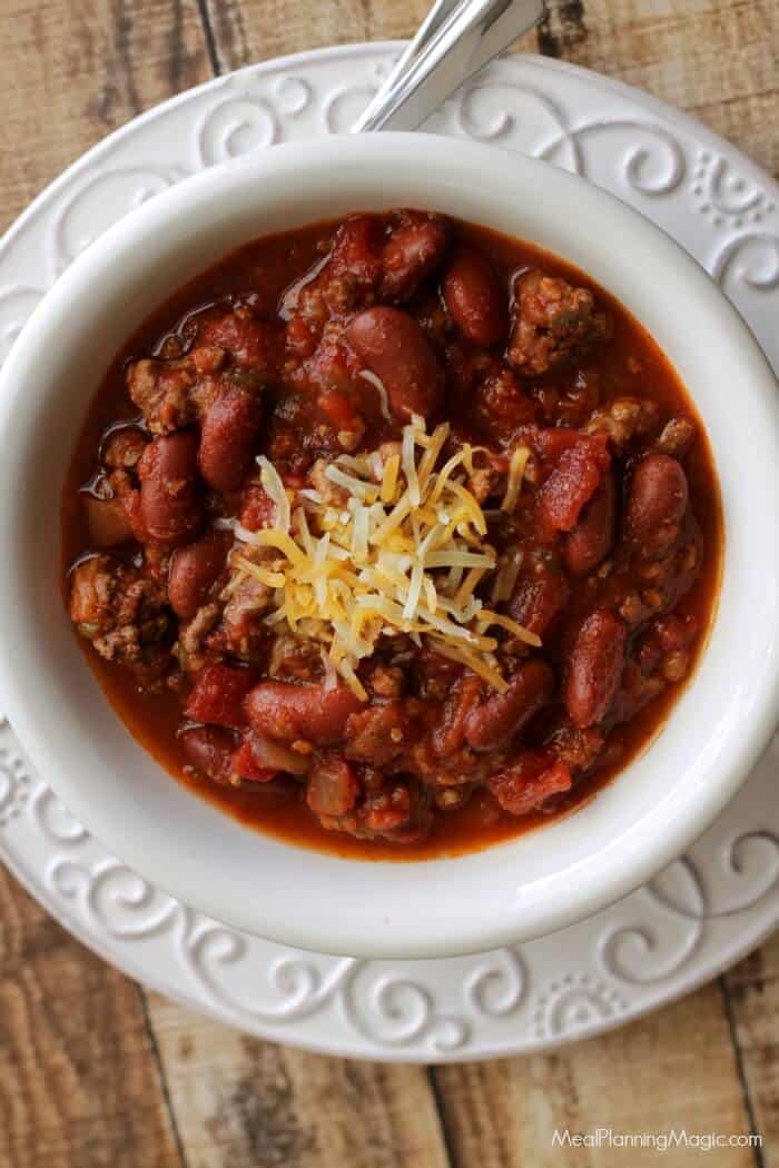 Slowcooker Classic American Chili is so simple and delicious! I've been making this for over a decade--a family favorite! | Recipe at MealPlanningMagic.com