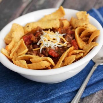 You can enjoy chili year round with Slowcooker Chili Pie! Full of better-for-you ingredients, indulge your cravings with this flavorful version! | Recipe at MealPlanningMagic.com