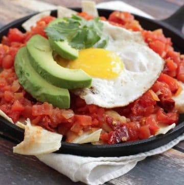 These Simple Skillet Chilaquiles only take about 15 minutes to make and they are so full of flavor! The chipotle pepper gives it a little kick too! | Recipe at MealPlanningMagic.com